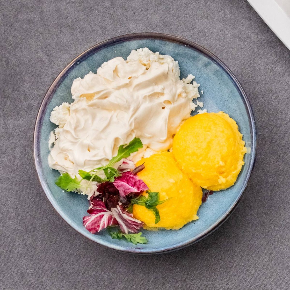 Brânză cu smântână și mămăliguță